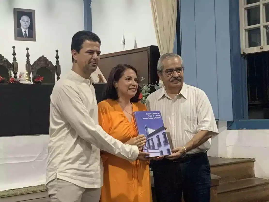 Manoel Douglas e Marcelo Macedo, entregando a Andreia Donadon um exemplar do livro sobre o restauro de Câmara