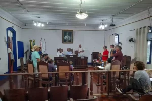 Votação do parecer da Comissão de Legislação e Justiça ficou empatada, mas a matéria foi retirada de pauta devido ao pedido de vistas apresentado pelo vereador Júlio Gori