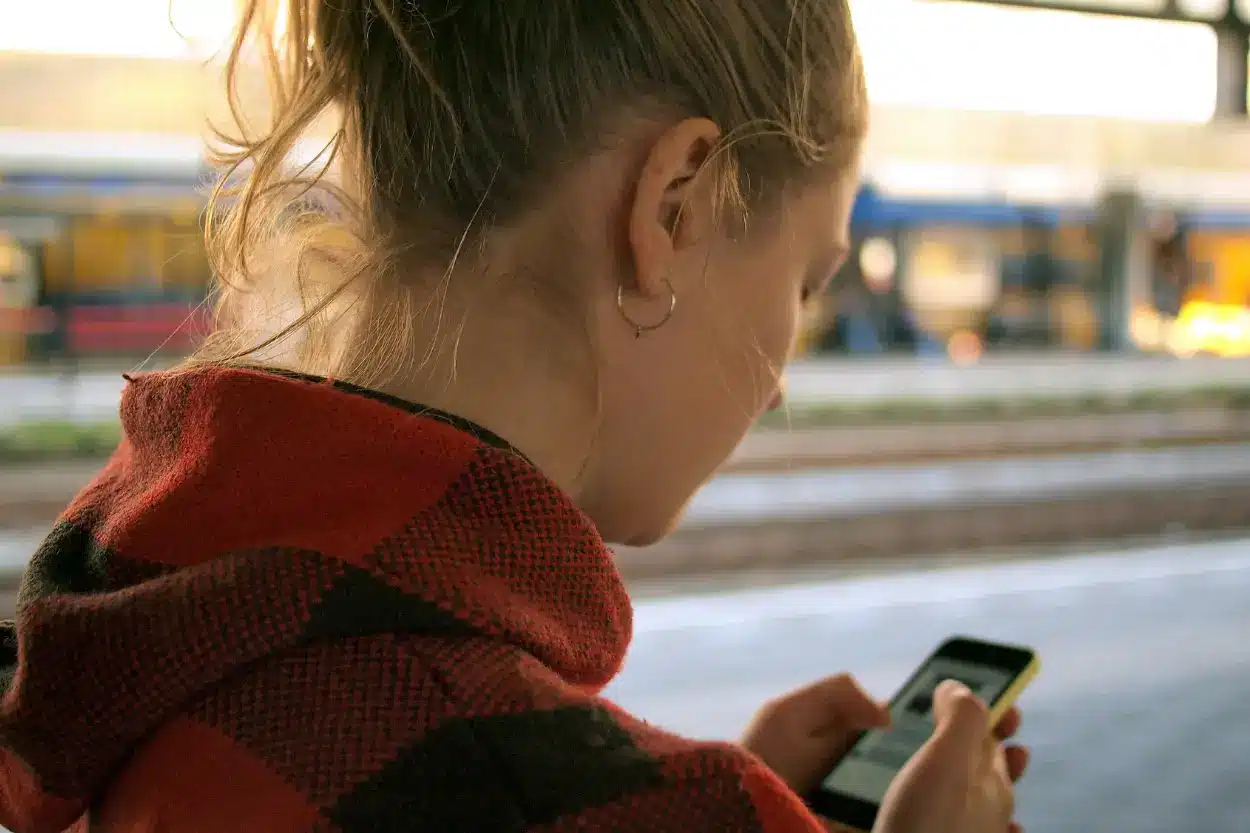 A comunicação de roubo ou furto deve ser feita pela pessoa de confiança cadastrada no aplicativo Celular Seguro
