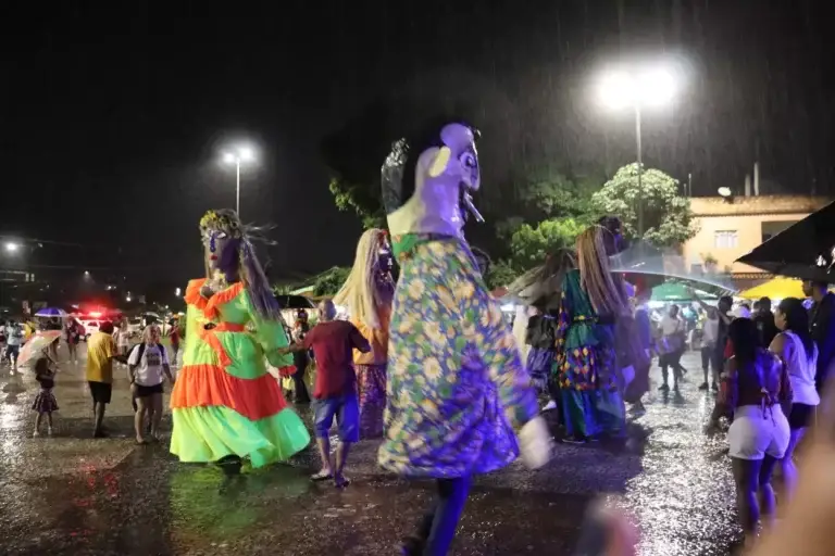 zé Pereira da Chácara se apresentando mesmo debaixo de chuva