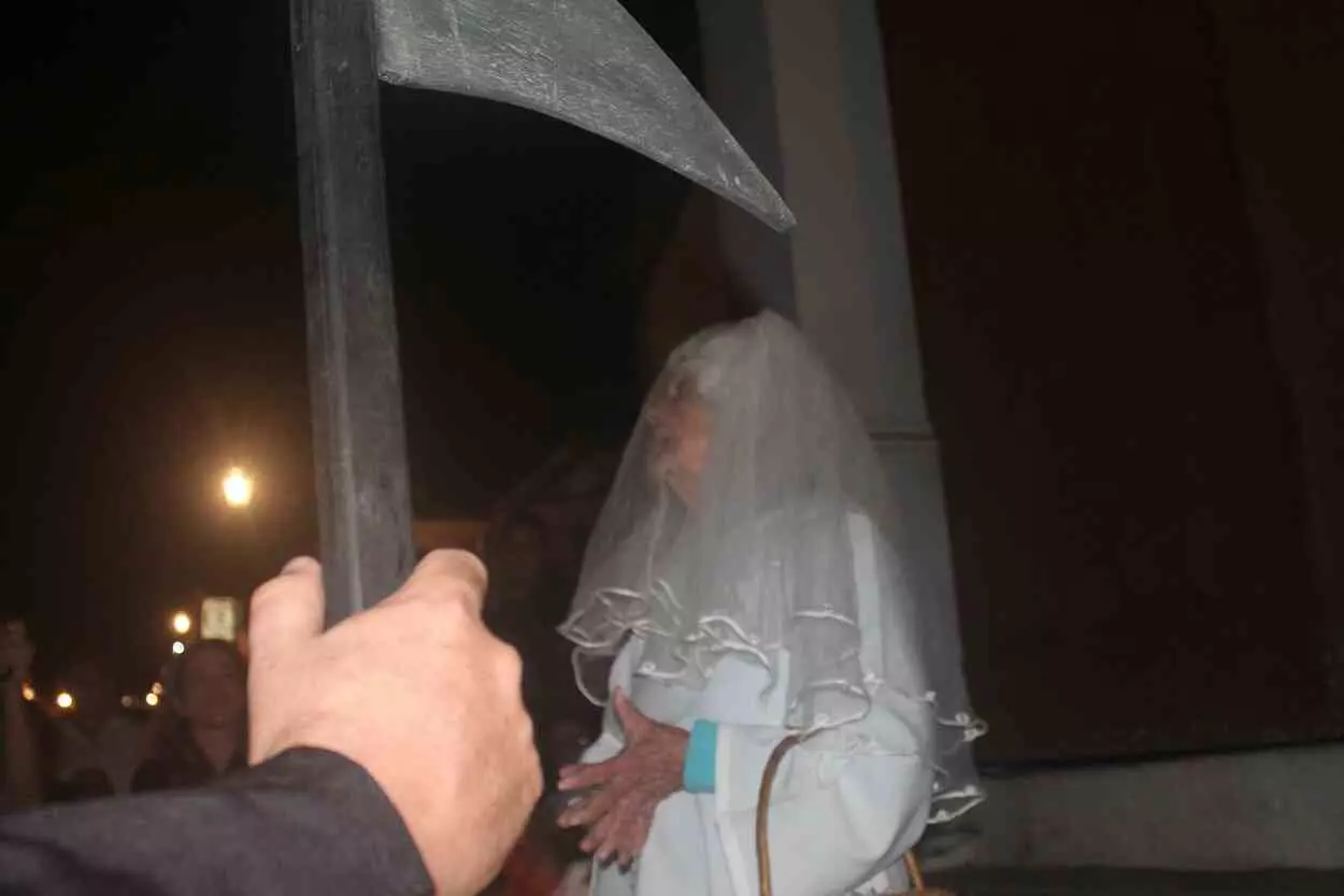 A procissão das almas, uma das seis lendas marianenses escolhidas para o enredo do carnaval de Mariana, é recriada anualmente pelas ruas da cidade