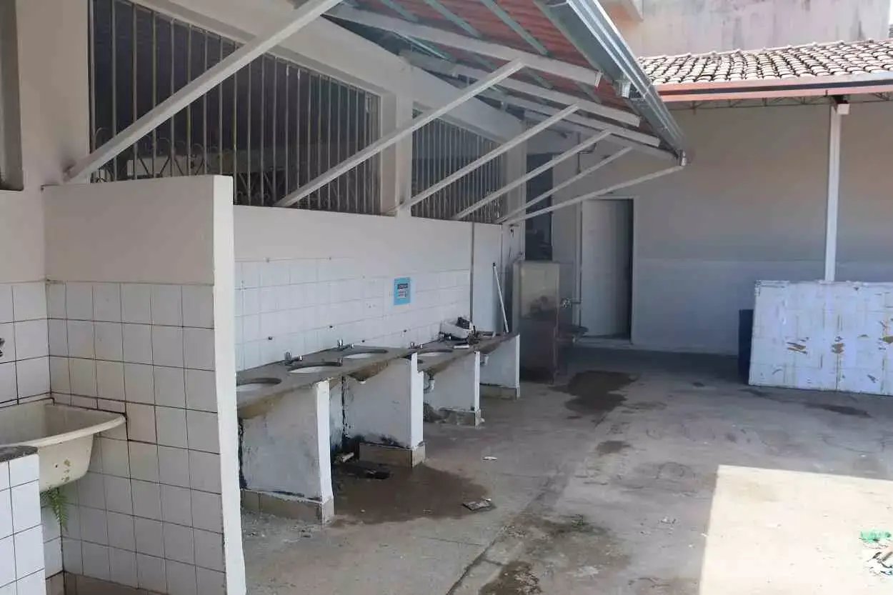Um dos pátios internos da E.M. Wilson Pimenta, além das reformas realizadas, vai receber um pergolado para possibilitar maior conforto aos usuários