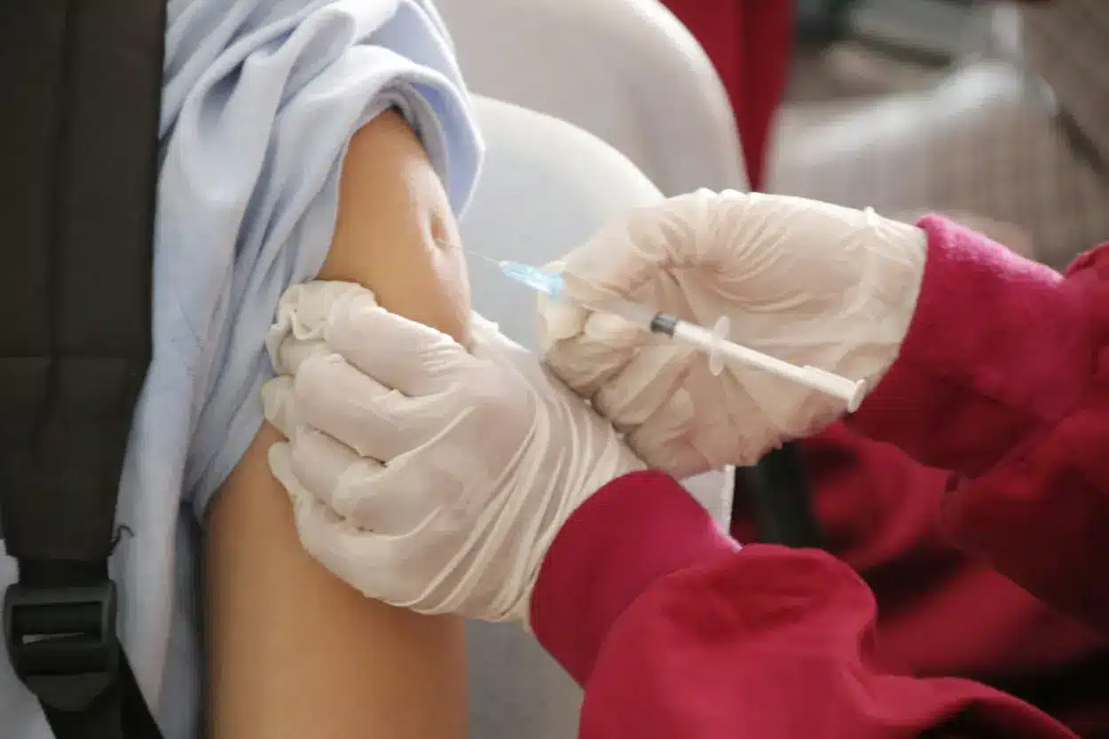 Vacinação contra a dengue começa no grupo entre 10 e 14 anos
