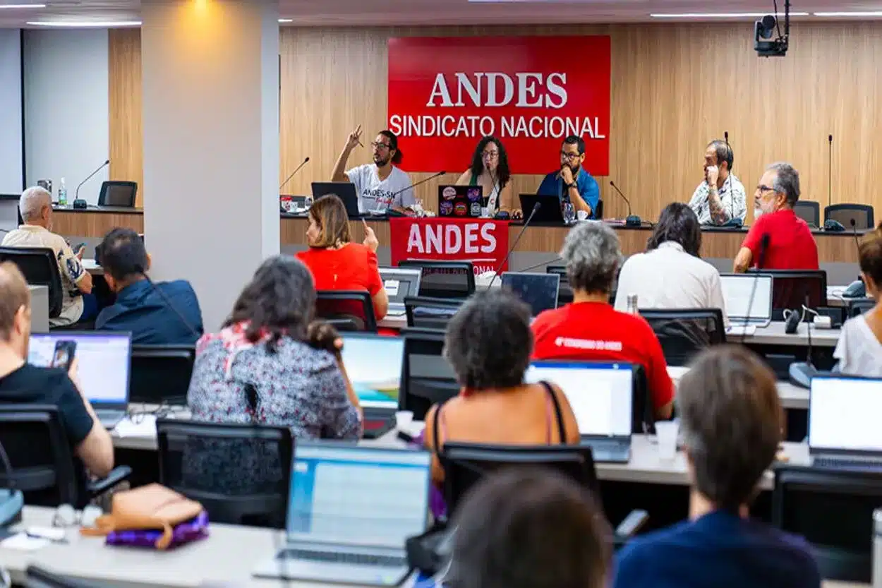 Uma nova rodada de assembleias de base acontece nesta e na próxima semana. Indicativo de greve das federais foi aprovado.
