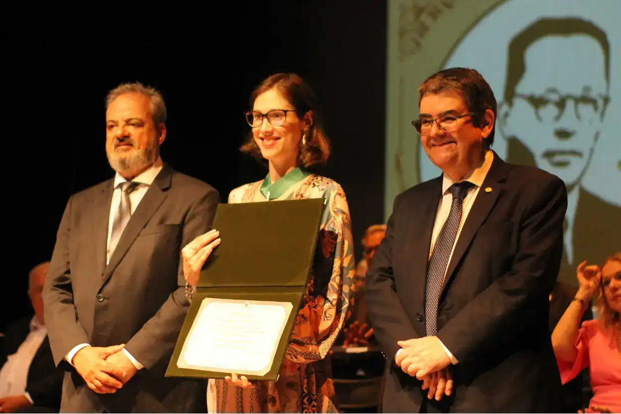 Momentos de entrega da Medalha Pedro Aleixo.