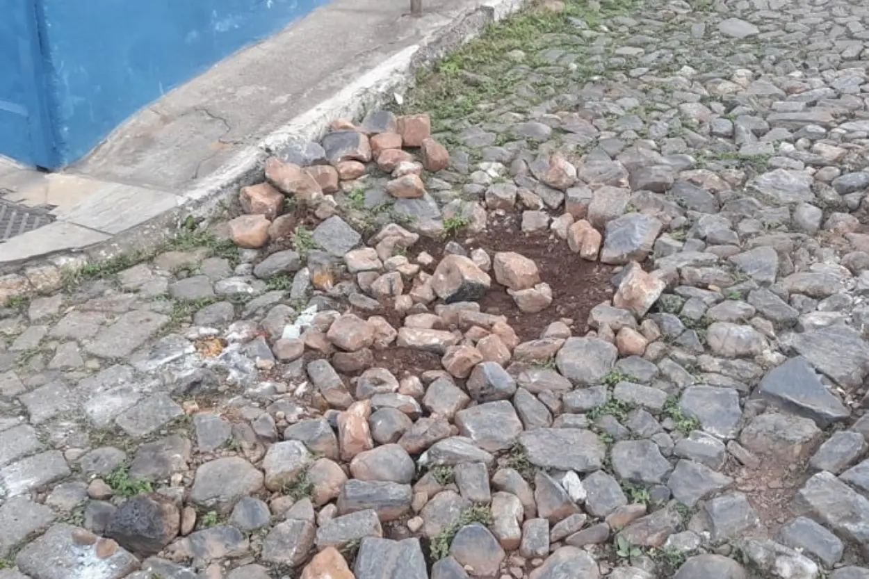 Danos causados por caminhões pesados na esquina das ruas Mercês e Dom Viçoso