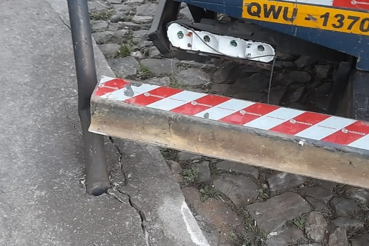 Não é rara a cena de caminhões pesados com problemas para passar na esquina das ruas Mercês e Dom Viçoso