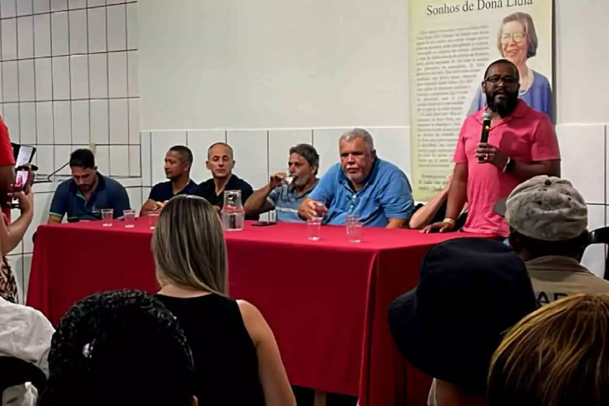 Representantes do Poder Público Municipal, em reunião realizada, em fevereiro de 2023, na sede da Associação de Moradores do Bairro Barro Preto
