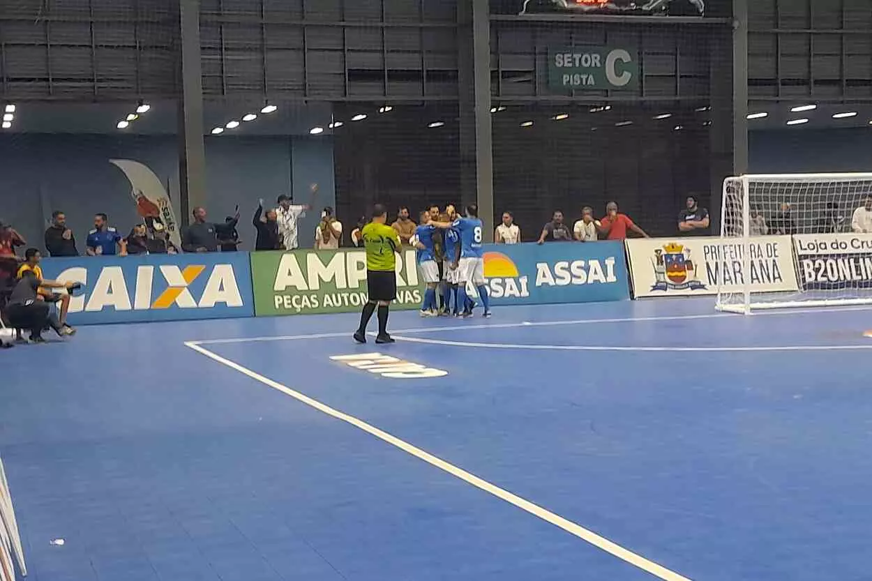 Jogadores do Cruzeiro Futsal comemoram o segundo gol contra o CRB/Traipu, conseguido aos 18 minutos da etapa inicial