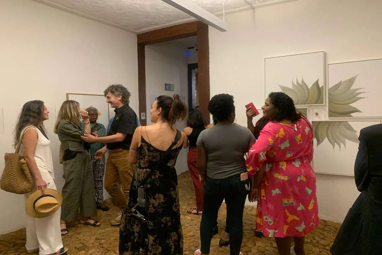 Mulheres da oficina de pedreiro da Escola de Ofícios marcaram presença na abertura da exposição, que ocorreu minutos antes da apresentação de maria ribeiro no projeto Sílabas e Sons