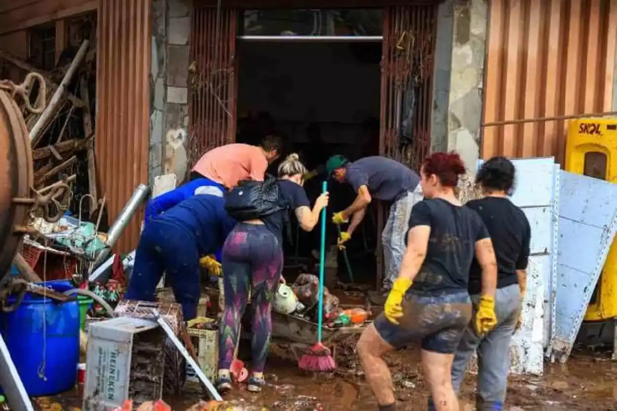 Cada núcleo familiar recebeu apenas um auxílio de R$ 1 mil para gastar no comércio local após desastre em 2023 – Foto: Mauricio Tonetto e Gustavo Mansur/Palácio Piratini