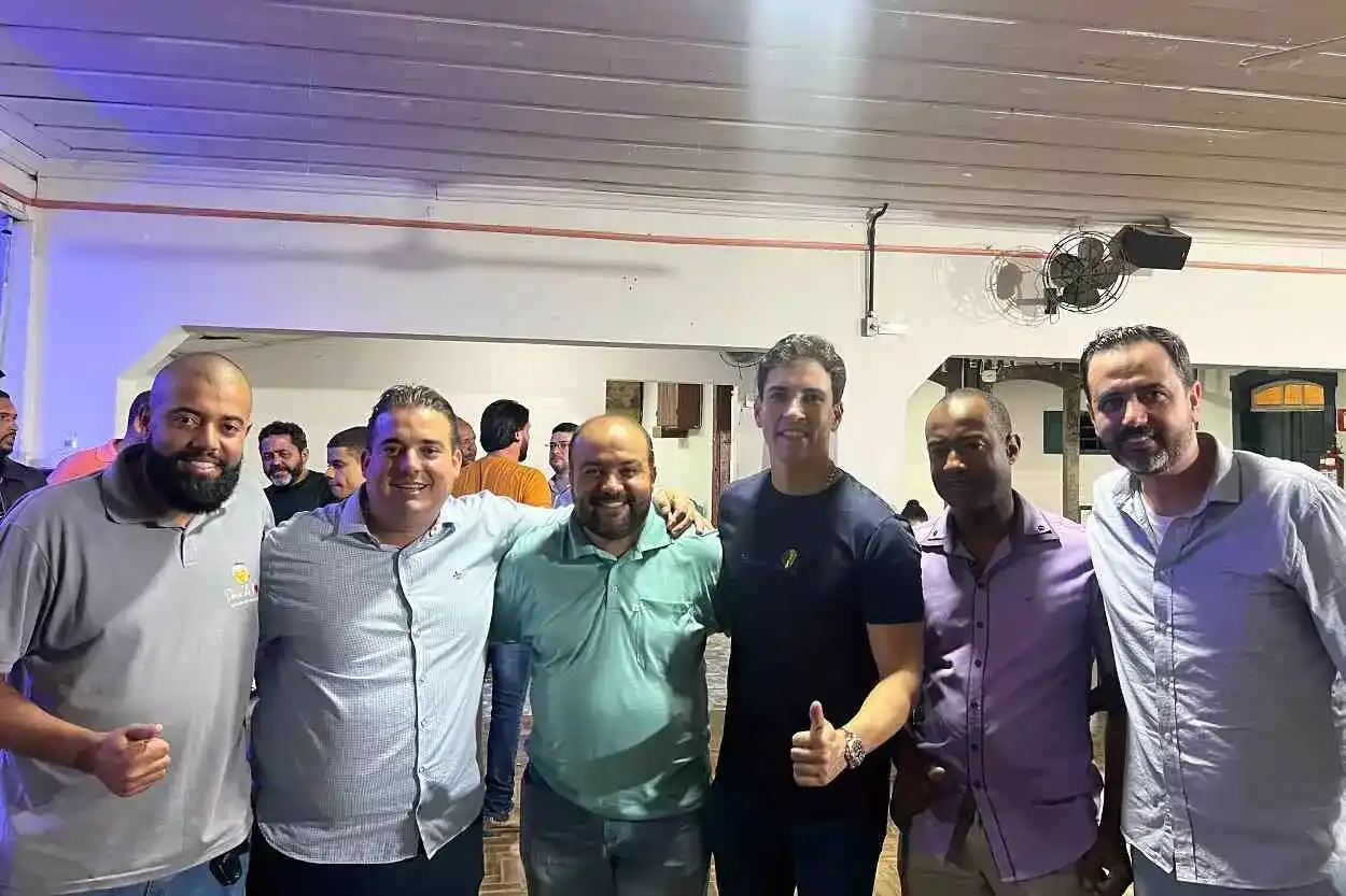 Presidente do Republicanos em Minas Gerais, Euclydes Pettersen (com o polegar para cima, no centro da foto), prometeu total apoio do partido à pré-candidatura de Duarte Júnior