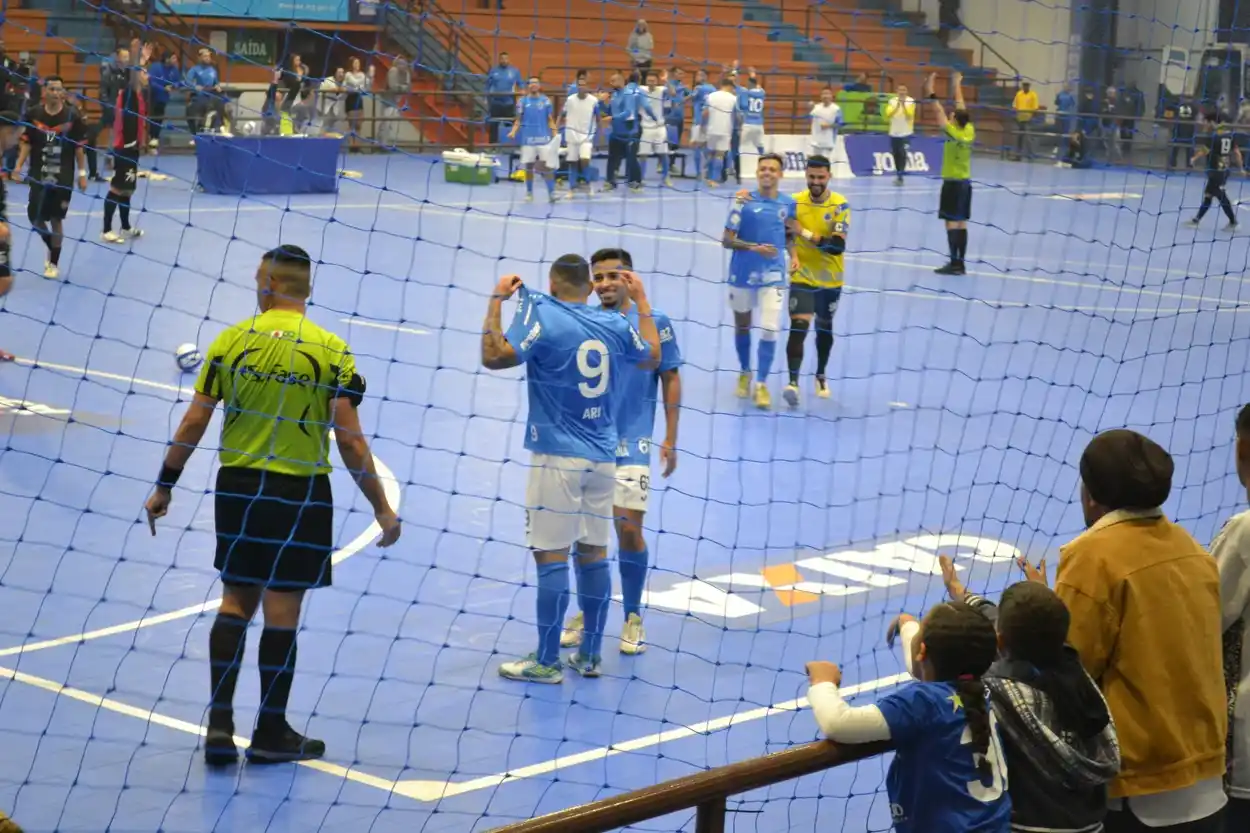 Ari (9) comemora o terceiro gol do Cruzeiro contra o Sapezal