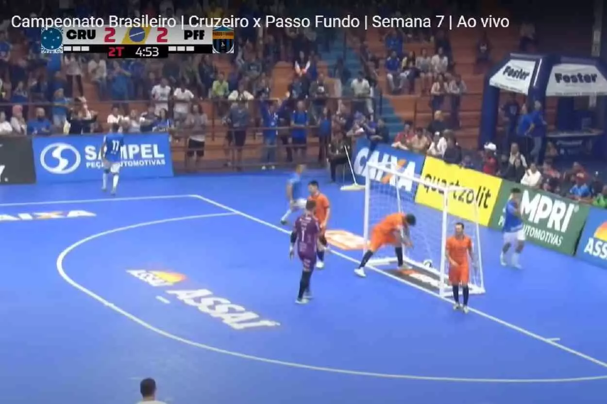 Enquanto Raime comemora o novo empate atrás do gol, Berg (11), que fez a jogada e deu a assistência, corre para celebrar com a torcida