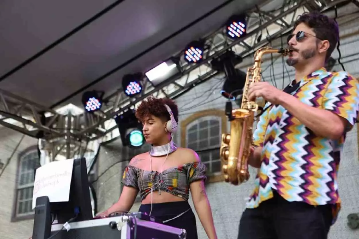 Atração inicial do Festival Sons do Brasil 2024, Viviane Barcellos se presentou, juntamente com Thiago Caldeira (Chumbo Sax), no Festival de Inverno de Ouro Preto, em 2023