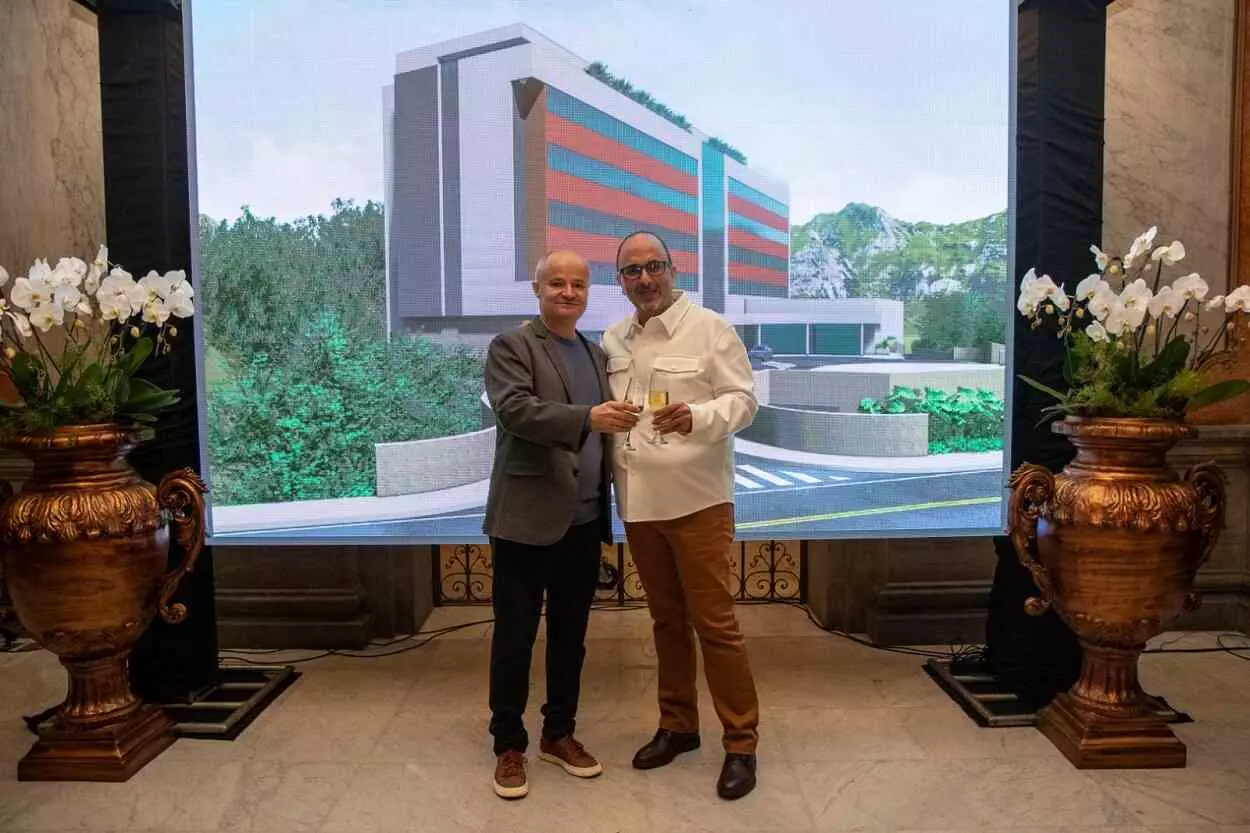 Valmir Rodrigues e Amarildo Pereira em brinde ao sucesso do empreendimento Villa Mariana