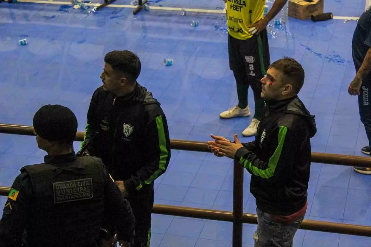 Fora da quadra, o atleta Artur foi agredido, supostamente por um integrante da delegação do Cruzeiro, no jogo válido pelo Campeonato Metropolitano