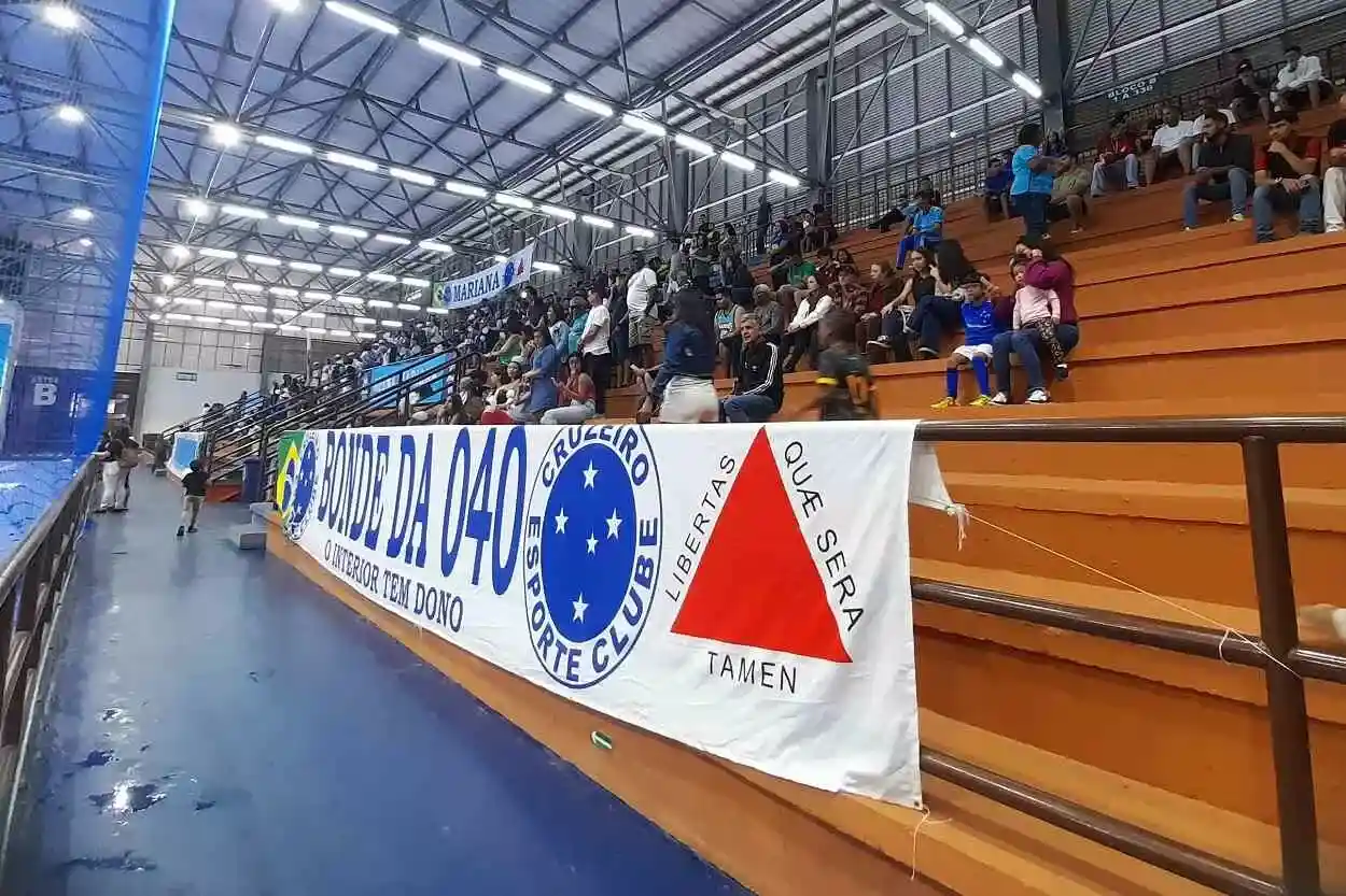 Mesmo em número reduzido, a torcida do Cruzeiro incentivou a equipe durante todo o jogo contra a seleção de Mariana, mas promete estar em maior número na partida pelo Campeonato Metropolitano