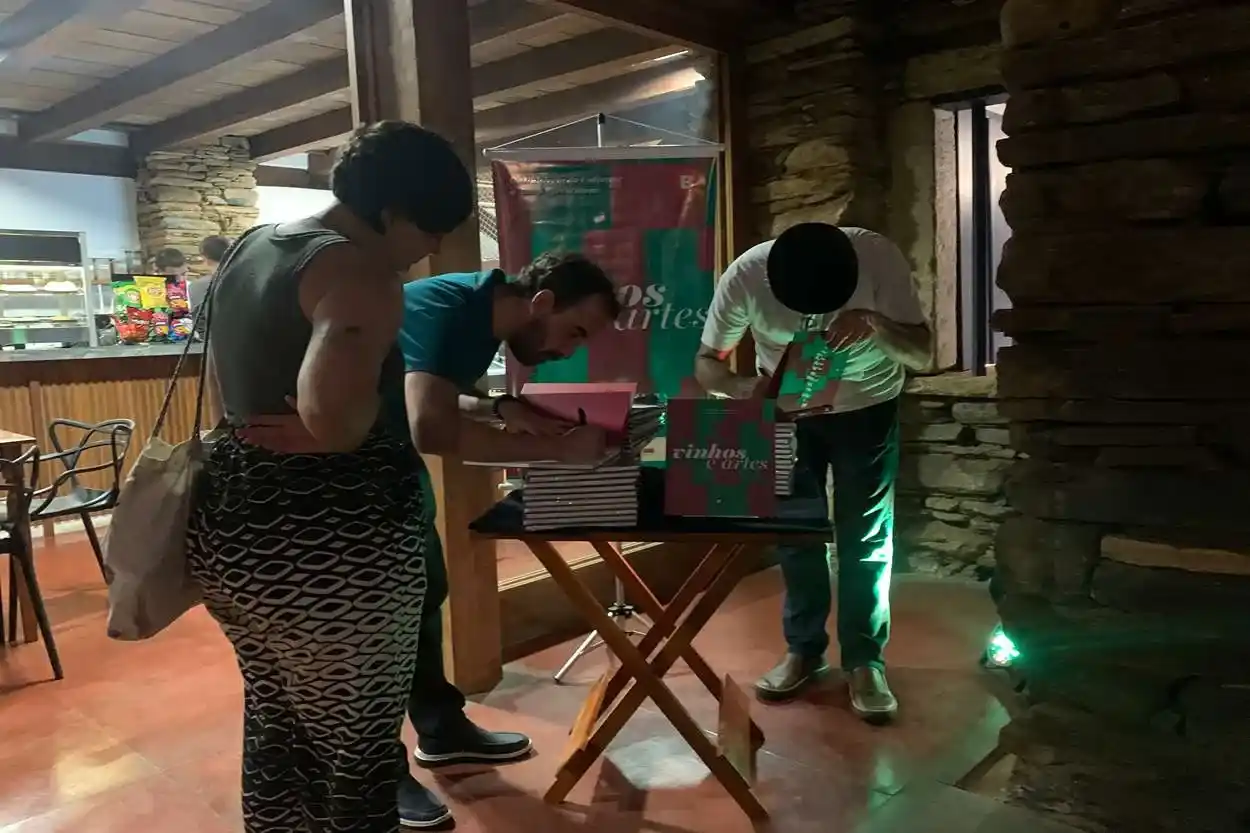 Os autores estavam presentes conversando com os interessados e autografando os livros no início das comemorações do primeiro aniversário do Museu de Mariana