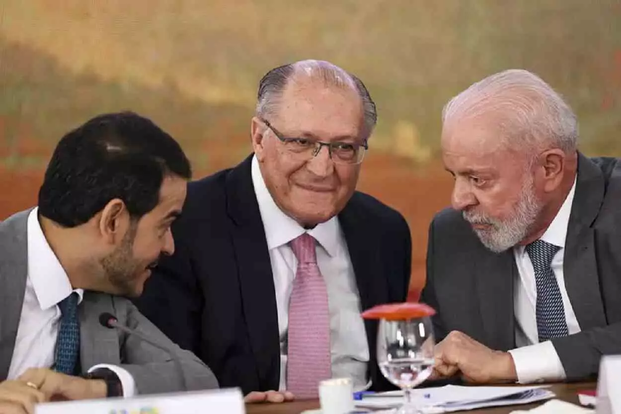 O advogado-geral da União, Jorge Messias, o vice-presidente Geraldo Alckmin e o presidente Lula durante a cerimônia de assinatura do novo acordo de Mariana, para reparação dos danos da tragédia de 2015
