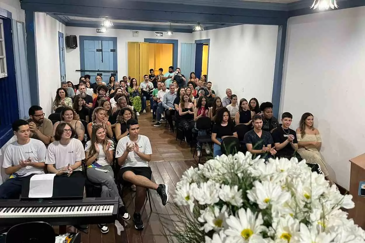 Um bom número de pessoas prestigiou o lançamento do livro da colunista Giseli Barros