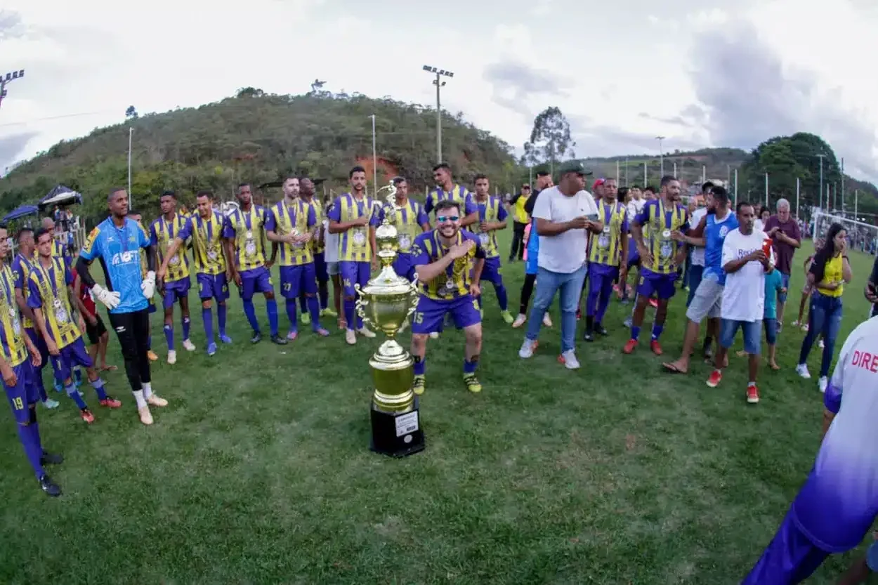 Atletas comemoram mais uma taça para a galeria do Águia de Ouro