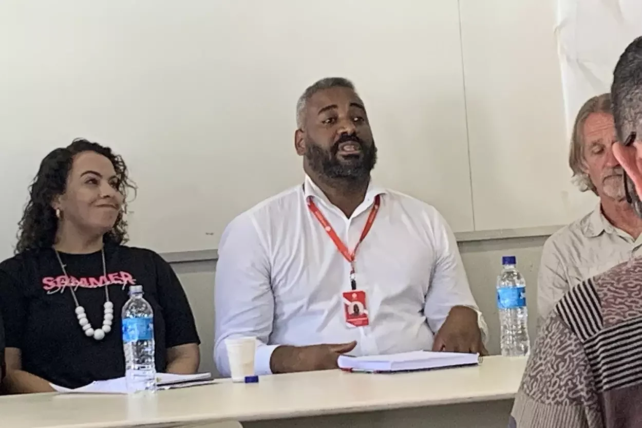 O advogado Anderson Ventura é atingido de Antônio Pereira e representou a Cáritas na mesa.