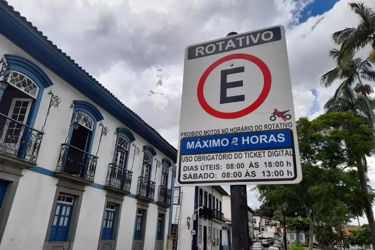 Sinalização da zona azul, onde vai ser implantado o sistema Pare Fácil, não vai ser trocada