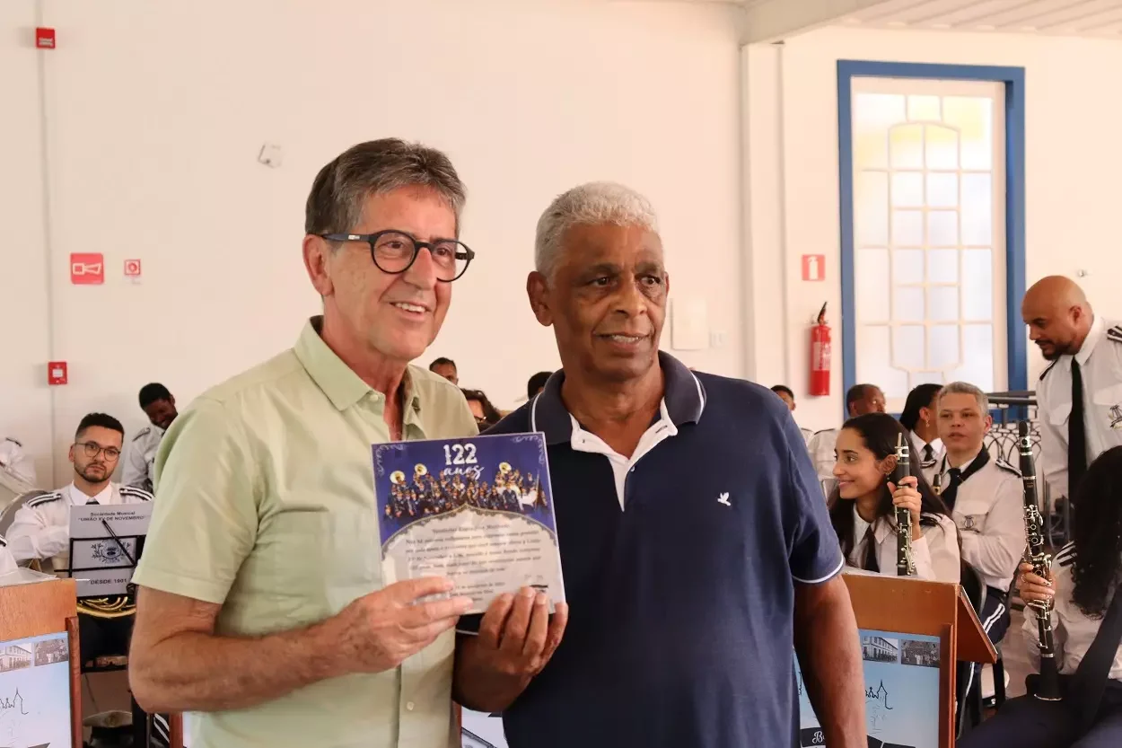 Vanderlei Machado (à esquerda), recebendo de José Marcelo a homenagem da banda União XV de Novembro